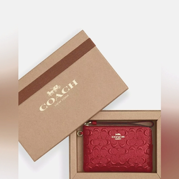 Coach Handbags - 🖤SALE🎈 Coach Corner Wristlet